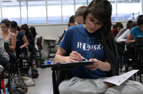 aluna-faz-prova-unesp