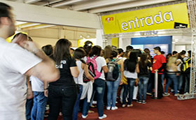 Confira o primeiro dia da Feira GUIA DO ESTUDANTE 2013