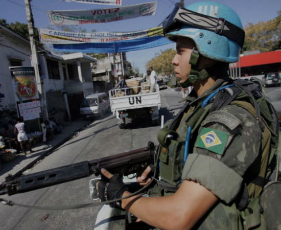 De acordo com a pesquisa, o índice de stress vivido por um soldado em operação é o mais alto do mundo. E não apenas em tempos de conflito: quando não está servindo em zonas perigosas, o militar alistado tem que passar por treinamentos para testar sua força e capacidade de lidar com a pressão até o limite. (Imagem: Getty Images)