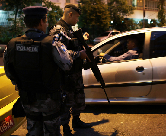 Lidar com pessoas em perigo e viver constantemente em risco são alguns dos fatores que tornam a profissão de policial civil tão tensa. Para se tornar um policial civil no Brasil, é necessário ter mais de 18 anos, portar carteira de habilitação e prestar um concurso público sobre noções de atualidades, língua portuguesa, direito e criminologia. Para avançar na carreira, exige-se um curso de nível superior voltado para a carreira (sendo Direito a opção mais comum). (Imagem: Getty Images)