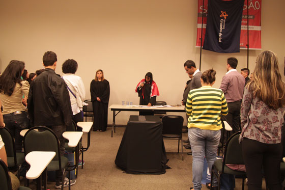 No segundo dia da feira, os estudantes puderam participar da simulação de um julgamento de um caso verídico. No segundo dia da feira, os estudantes puderam participar da simulação de um julgamento de um caso verídico.