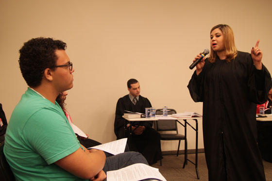 No segundo dia da feira, os estudantes puderam participar da simulação de um julgamento de um caso verídico. No segundo dia da feira, os estudantes puderam participar da simulação de um julgamento de um caso verídico.