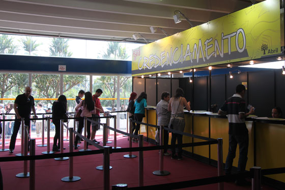 Estudantes visitam a feira em busca de informações sobre os cursos e as carreiras. Estudantes visitam a feira em busca de informações sobre os cursos e as carreiras.