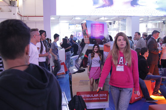 Estandes apresentam informações e atividades relacionadas a diferentes cursos. Estandes apresentam informações e atividades relacionadas a diferentes cursos.