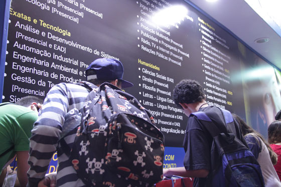 Estandes apresentam informações e atividades relacionadas a diferentes cursos. Estandes apresentam informações e atividades relacionadas a diferentes cursos.