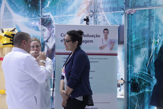 Estandes apresentam informações e atividades relacionadas a diferentes cursos. Estandes apresentam informações e atividades relacionadas a diferentes cursos.