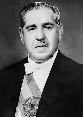 No mandato desse ex-ministro do Exército, a oposição se acentuou e as manifestações pelo fim do regime se multiplicaram. Ao mesmo tempo, os militares de linha dura o pressionavam para que tomasse medidas mais repressivas. Em setembro, o governo fechou o Congresso, irritado com a oposição, e decretou o AI-5, iniciando a fase mais dura e repressiva do regime.