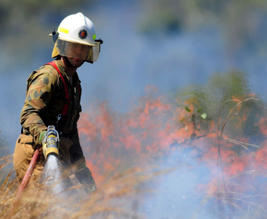 A carreira de bombeiro está longe de ser das mais tranquilas. Além de exigir muito treinamento e força física, também é necessário ter capacidade de manter tudo sob controle em situações de perigo. No Brasil, bombeiros não cuidam apenas de incêndios; também são responsáveis por resgatar vidas em enchentes, acidentes aéreos e catástrofes. Em geral, bombeiros trabalham por 24 horas seguidas e folgam nas outras 48 horas seguintes. Em alguns estados, é necessário apenas ter o Ensino Médio para se inscrever na Escola de Bombeiros; já outras regiões exigem curso superior da Polícia Militar. (Imagem: Getty Images)