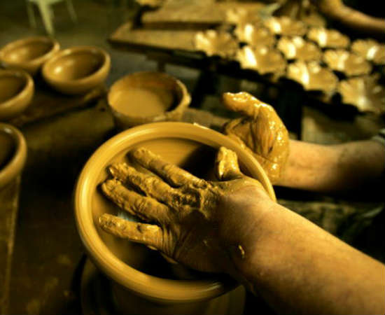 O foco do estudante deste curso é aprender novas técnicas de relaxamento e de contato com o eu interior por meio de artes manuais. Basicamente, é um curso sobre os benefícios de manejar argila e outros instrumentos artísticos como forma de terapia. Foto: Getty Images O foco do estudante deste curso é aprender novas técnicas de relaxamento e de contato com o eu interior por meio de artes manuais. Basicamente, é um curso sobre os benefícios de manejar argila e outros instrumentos artísticos como forma de terapia. Foto: Getty Images