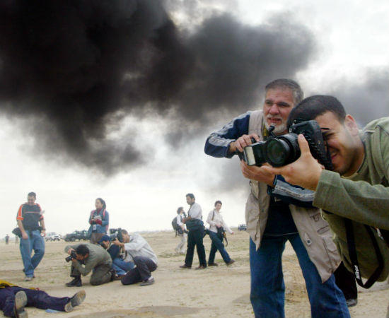 Pense em uma profissão que envolve não apenas os perigos de estar em meio a conflitos e situações perigosas, mas também um prazo apertado e muita pressão interna. A carreira do fotojornalista de guerras e política tem muitos desses elementos, já que estes profissionais, em geral, fazem coberturas de guerras e acidentes e são responsáveis por sua própria segurança. (Imagem: Getty Images)