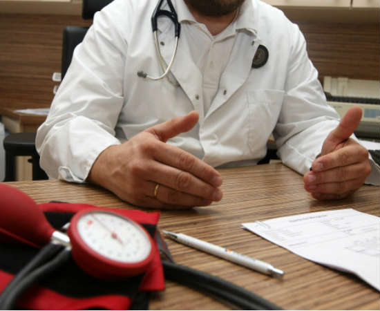 É o médico que cuida do organismo em geral. Também é chamado de Clínico Geral. Foto: Getty Images É o médico que cuida do organismo em geral. Também é chamado de Clínico Geral. Foto: Getty Images