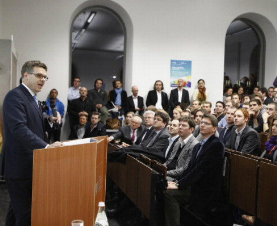 O administrador público é responsável por planejar, promover e gerenciar instituições do governo.
