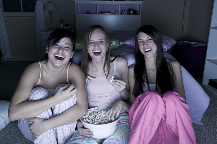 adolescentes-vendo-filme.jpg