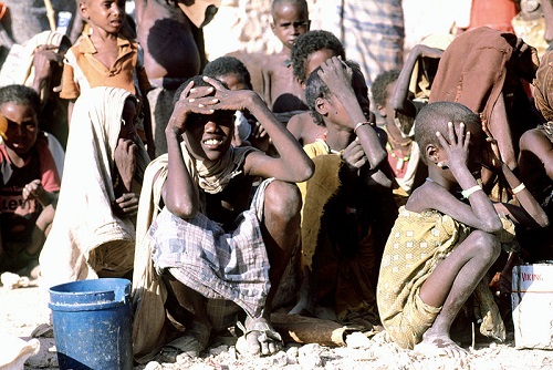 Muitas das nações africanas passam por problemas políticos ou estão em guerra civil. Com isso, essas nações têm economias pobres e não geram riquezas para a população. Muitos países têm altas taxas de mortalidade e baixa espectativa de vida. (Foto: Wikimedia Commons) Muitas das nações africanas passam por problemas políticos ou estão em guerra civil. Com isso, essas nações têm economias pobres e não geram riquezas para a população. Muitos países têm altas taxas de mortalidade e baixa espectativa de vida. (Foto: Wikimedia Commons)