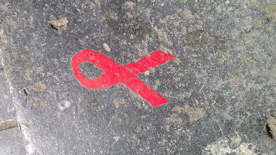 Ainda sem cura, a AIDS continua a ser um grande desafio para a sa&uacute;de global. Estima-se que cerca de 33 milh&otilde;es de pessoas em todo o mundo vivem com a doen&ccedil;a. No momento, o trabalho dos governos &eacute; frear a transmiss&atilde;o do v&iacute;rus e identificar e tratar os infectados. (Foto: Creative Commons)