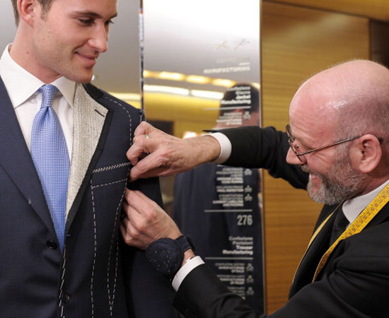 Esses profissionais devem ter muita atenção aos detalhes, mas como trabalham em um ambiente muito criativo - estão sempre precisando arrumar ou fazer uma roupa nova para pessoas de diversos estilos - o nível de estresse é baixo. Além disso, a maioria desses profissionais trabalha em ambientes pacífico, sem distração. (Foto: Getty Images) Esses profissionais devem ter muita atenção aos detalhes, mas como trabalham em um ambiente muito criativo - estão sempre precisando arrumar ou fazer uma roupa nova para pessoas de diversos estilos - o nível de estresse é baixo. Além disso, a maioria desses profissionais trabalha em ambientes pacífico, sem distração. (Foto: Getty Images)