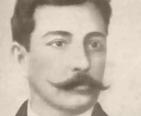 Antes de seguir a carreira de escritor e jornalista, o autor de O Cortiço era cartunista para jornais. Sua paixão pelo desenho o fez se mudar do Maranhão, sua terra natal, para o Rio de Janeiro, onde foi estudante da Academia Imperial de Belas-Artes. Somente quando seu pai faleceu, em 1878, Azevedo abandonou seus sonhos para perseguir uma carreira de escritor, que garantiria o sustento de sua família. Foto: Wikicommons Antes de seguir a carreira de escritor e jornalista, o autor de O Cortiço era cartunista para jornais. Sua paixão pelo desenho o fez se mudar do Maranhão, sua terra natal, para o Rio de Janeiro, onde foi estudante da Academia Imperial de Belas-Artes. Somente quando seu pai faleceu, em 1878, Azevedo abandonou seus sonhos para perseguir uma carreira de escritor, que garantiria o sustento de sua família. Foto: Wikicommons