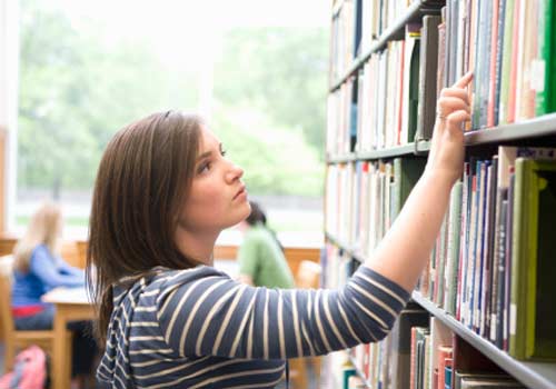 aluna-pesquisa-biblioteca.jpg