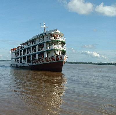 Por falar nele, a bacia do rio Amazonas &eacute; a maior bacia fluvial do mundo, atingindo uma &aacute;rea de 7 milh&otilde;es de quil&ocirc;metros quadrados. S&atilde;o 25 mil quil&ocirc;metros de vias naveg&aacute;veis. (Foto: Wikimedia Commons)