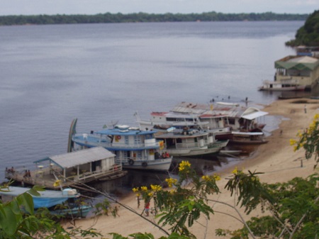 Cerca de metade da bacia do rio Amazonas está em território brasileiro. Acre, Roraima, Rondônia, Mato Grosso, Pará, Amapá e, claro, Amazonas são os estados que a bacia engloba. A outra metade está dividida pelos territórios de Peru, Equador, Bolívia, Guiana, Suriname, Colômbia e Venezuela. (Foto: Wikimedia Commons) Cerca de metade da bacia do rio Amazonas está em território brasileiro. Acre, Roraima, Rondônia, Mato Grosso, Pará, Amapá e, claro, Amazonas são os estados que a bacia engloba. A outra metade está dividida pelos territórios de Peru, Equador, Bolívia, Guiana, Suriname, Colômbia e Venezuela. (Foto: Wikimedia Commons)