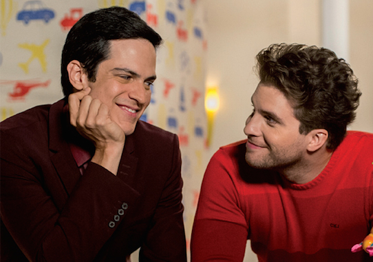 <strong>Amor à Vida (2013). </strong>O casal Niko (Thiago Fragoso) e Félix (Matheus Solano) protagonizaram o primeiro beijo gay a ir ao ar em uma novela da Globo. A cena causou expectativa entre os telespectadores e causou repercussão nas redes sociais. O casal ganhou a simpatia do público, mas foi rejeitado por setores mais conservadores da sociedade. <strong>Amor à Vida (2013). </strong>O casal Niko (Thiago Fragoso) e Félix (Matheus Solano) protagonizaram o primeiro beijo gay a ir ao ar em uma novela da Globo. A cena causou expectativa entre os telespectadores e causou repercussão nas redes sociais. O casal ganhou a simpatia do público, mas foi rejeitado por setores mais conservadores da sociedade.