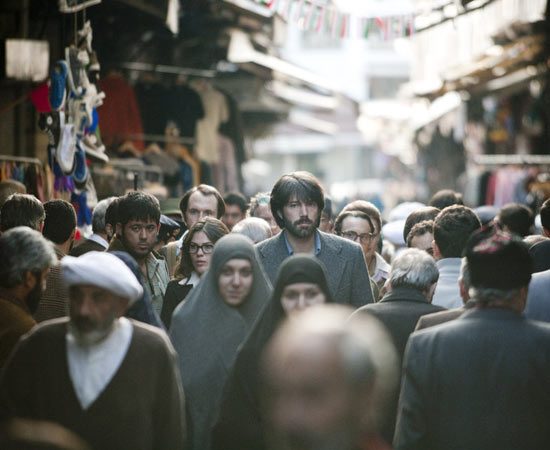 Em 1979, o Irã tinha acabado de passar por uma revolução, que tirou do poder o xá Reza Pahlevi e colocou no governo o líder aiatolá Khomeini. O xá era apoiado pelos Estados Unidos e o país sofria com uma grave crise econômica, fazendo com que a população tivesse grande revolta contra os ocidentais. Em 4 de novembro do mesmo ano, a embaixada norte-americana foi invadida por manifestantes e seis diplomatas conseguem escapar do local pouco antes da invasão, indo se refugiar na casa do embaixador canadense. Lá eles vivem durante meses, sob sigilo absoluto, enquanto a CIA busca um meio de retirá-los do país em segurança. O filme -Argo- trata da tentativa dos EUA de resgatar esses americanos com segurança do Irã. Foi indicado ao Oscar de Melhor Filme e outras 5 premiações. ESTUDE: REVOLUÇÃO IRANIANA, CRISE DO PETRÓLEO. (imagem: reprodução) Em 1979, o Irã tinha acabado de passar por uma revolução, que tirou do poder o xá Reza Pahlevi e colocou no governo o líder aiatolá Khomeini. O xá era apoiado pelos Estados Unidos e o país sofria com uma grave crise econômica, fazendo com que a população tivesse grande revolta contra os ocidentais. Em 4 de novembro do mesmo ano, a embaixada norte-americana foi invadida por manifestantes e seis diplomatas conseguem escapar do local pouco antes da invasão, indo se refugiar na casa do embaixador canadense. Lá eles vivem durante meses, sob sigilo absoluto, enquanto a CIA busca um meio de retirá-los do país em segurança. O filme -Argo- trata da tentativa dos EUA de resgatar esses americanos com segurança do Irã. Foi indicado ao Oscar de Melhor Filme e outras 5 premiações. ESTUDE: REVOLUÇÃO IRANIANA, CRISE DO PETRÓLEO. (imagem: reprodução)