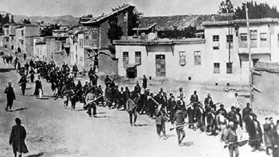 Os armênios eram expulsos de suas casas e guiados até um deserto, onde os sobreviventes eram deixados para morrer. Durante o percurso, eram mortos, roubados e as mulheres eram estupradas. (Foto: Wikimedia Commons) Os armênios eram expulsos de suas casas e guiados até um deserto, onde os sobreviventes eram deixados para morrer. Durante o percurso, eram mortos, roubados e as mulheres eram estupradas. (Foto: Wikimedia Commons)