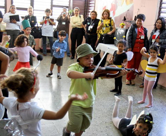 ARTES CÊNICAS - É o conjunto de técnicas usadas na criação, direção, montagem e interpretação de espetáculos. Com o direcionamento da carreira, é possível que o profissional se dedique apenas ao universo infantil. ARTES CÊNICAS - É o conjunto de técnicas usadas na criação, direção, montagem e interpretação de espetáculos. Com o direcionamento da carreira, é possível que o profissional se dedique apenas ao universo infantil.