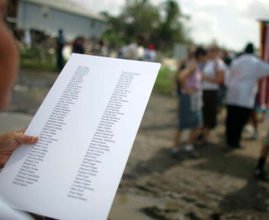 O auditor acompanha análises e exames de documentos dos diversos setores de uma empresa ou organização.
