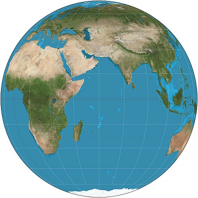Se existem distor&ccedil;&otilde;es, n&atilde;o seria melhor usarmos globos? Talvez sim. Mas os mapas tamb&eacute;m t&ecirc;m suas vantagens: s&atilde;o compactos, mais f&aacute;ceis de manusear e mostram mais partes da Terra numa superf&iacute;cie menor. E, obviamente, s&atilde;o mais baratos. (Foto: Wikimedia Commons)