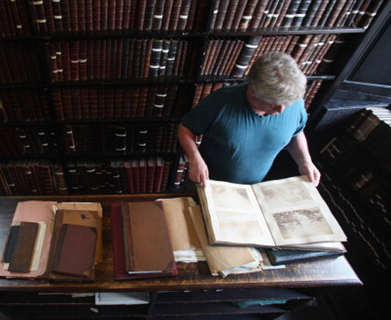 Um ambiente tranquilo e com acesso ilimitado aos livros faz com o bibliotecário esteja entre as profissões menos estressantes. No Brasil, para seguir esta profissão é preciso fazer a graduação de Biblioteconomia (Foto: Getty Images) Um ambiente tranquilo e com acesso ilimitado aos livros faz com o bibliotecário esteja entre as profissões menos estressantes. No Brasil, para seguir esta profissão é preciso fazer a graduação de Biblioteconomia (Foto: Getty Images)