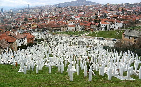 O século 20 estava acabando quando 200 mil bósnios foram mortos, na maioria muçulmanos que eram discriminados por causa da religião. Cerca de 40 mil mulheres bósnias foram estupradas. As atrocidades cometidas por milícias e pelo exército da Sérvia só acabaram em 1995. O século 20 estava acabando quando 200 mil bósnios foram mortos, na maioria muçulmanos que eram discriminados por causa da religião. Cerca de 40 mil mulheres bósnias foram estupradas. As atrocidades cometidas por milícias e pelo exército da Sérvia só acabaram em 1995.