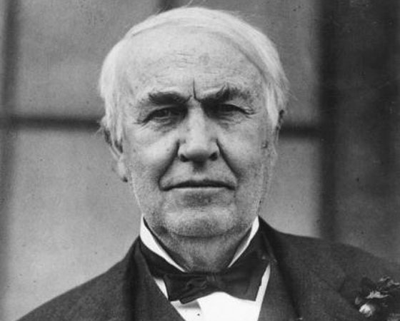 Thomas Edison (foto) não fazia a menor questão de cumprir promessas. Em 1884, ele disse que pagaria 50 mil dólares para o engenheiro croata Nikola Tesla resolver o problema da sincronização em motores. Tesla não só cumpriu sua parte do acordo como já havia engordado a coleção de patentes de Edison com outros 24 projetos. Mas, na hora de pagar, ele só falou: "Tesla, você não entende nosso humor americano". O inventor orgulhava-se de alcançar glória e fortuna com o trabalho alheio. Todo mundo rouba no comércio e na indústria. Eu mesmo já roubei muita coisa. Mas eu sei como roubar, afirmou certa vez, segundo o biógrafo Matthew Josephson. Assim é fácil entender como o cientista soma 1093 patentes de invenções nos Estados Unidos e mais 1239 em 34 países.