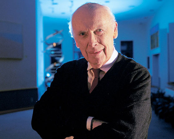 Foi o geneticista britânico James Watson (foto) quem desvendou a molécula de DNA, em parceria com Francis Crick. Mas, para isso, ele se utilizou de imagens feitas por sua colega Rosalind Franklin, que descobriu que a molécula era em formato de hélice - e foram reveladas indevidamente por um colega dela, em janeiro de 1953. Não meti a mão na gaveta e roubei. Elas foram mostradas a mim. Mas a verdade é que teríamos conseguido no outono. Havia dados suficientes, disse ele, que reconheceu a importância do evento para a descoberta que lhe rendeu o Nobel de 1962. Mas especialistas duvidam de que ele teria conseguido sozinho.