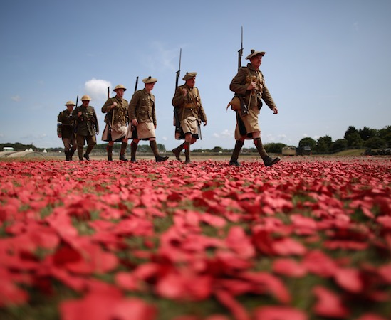 Assustada com o crescimento da Marinha de guerra alemã, a Grã-Bretanha acabou por se aproximar da França. Mas a guerra só chegou para o país da rainha quando os alemães invadiram a Bélgica, em 1914. (Foto: homenagem aos 100 anos da Primeira Guerra/Getty Images)