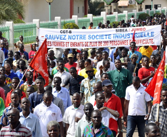 181ª posição - BURKINA FASSO - É o país com a pior taxa de alfabetização do mundo. Apenas 23,6% da população sabe ler. O atual presidente tomou o poder em 1987, com um golpe de Estado.