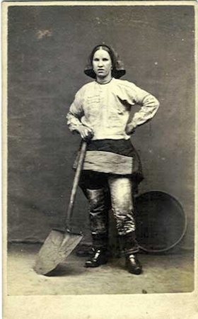 Como os homens estavam na guerra, as mulheres tiveram que ocupar o lugar deles nas fábricas. Com isso, precisaram adotar um vestuário mais prático e confortável. Foi assim que as calças entraram de forma permanente no guarda-roupa feminino. (Foto: Creative Commons) Como os homens estavam na guerra, as mulheres tiveram que ocupar o lugar deles nas fábricas. Com isso, precisaram adotar um vestuário mais prático e confortável. Foi assim que as calças entraram de forma permanente no guarda-roupa feminino. (Foto: Creative Commons)
