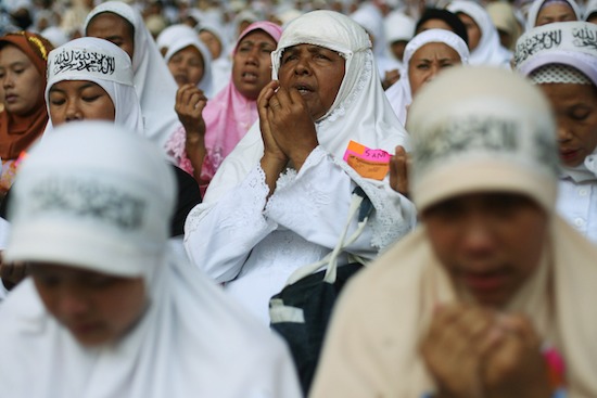 Ainda como prova das pretensões globais do grupo, o ISIS anunciou, no dia 29 de junho, a criação de um califado. A palavra significa, em árabe,  a escolha um único líder, conhecido como califa, para muçulmanos ao redor do mundo. Transmitida pela internet em cinco línguas, o ISIS declarou que quer ser conhecidos apenas como Estado Islâmico. Com isso, eles pretendem criar um governo único e sem fronteiras e pedem o apoio e a lealdade de outros grupos jihadistas. (FOTO: Getty Images)