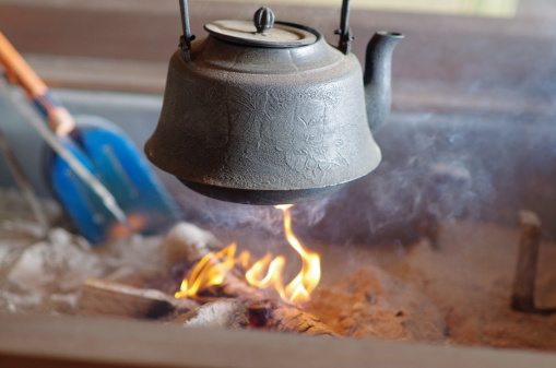 O calor específico é uma grandeza que mede a quantidade de calor necessária para provocar um aumento de um grau na temperatura de determinado corpo, expressa-se em calorias por grama. Por exemplo, é preciso fornecer 1 caloria para elevar em um grau a temperatura de um grama de água, ou seja, o calor específico da água é de 1 cal/g. (Foto: Getty Images) O calor específico é uma grandeza que mede a quantidade de calor necessária para provocar um aumento de um grau na temperatura de determinado corpo, expressa-se em calorias por grama. Por exemplo, é preciso fornecer 1 caloria para elevar em um grau a temperatura de um grama de água, ou seja, o calor específico da água é de 1 cal/g. (Foto: Getty Images)