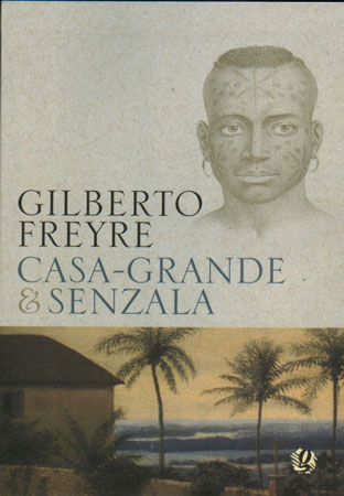 Nessa famosa obra de Freyre, é retratado o desenvolvimento do país, especialmente o do Nordeste, durante o período colonial. As fazendas de cana-de-açucar e a relação dos moradores da casa grande e da senzala servem de cenário para o antropólogo falar do paternalismo inscrustado na formação da sociedade brasileira.