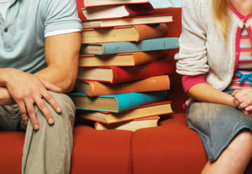 casal-separado-pilha-livros.jpg