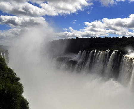 A bacia do rio Paraná está na região mais industrializada do país, onde mora quase um terço da população do Brasil. O Tietê e o Iguaçu são alguns dos rios que fazem parte dessa bacia. (Foto: Wikimedia Commons) A bacia do rio Paraná está na região mais industrializada do país, onde mora quase um terço da população do Brasil. O Tietê e o Iguaçu são alguns dos rios que fazem parte dessa bacia. (Foto: Wikimedia Commons)