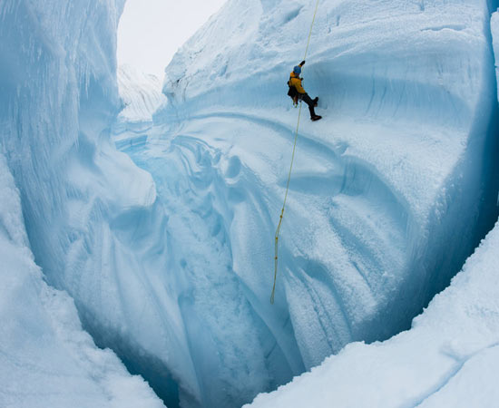 Indicado para o Oscar de Melhor Canção Original (Before my time - J. Ralph), o documentário mostra os esforços do fotógrafo James Balog e sua equipe de pesquisa para divulgar os efeitos das mudanças climáticas e do aquecimento global. Com uma técnica chamada time-lapse (vários minutos acelerados para mostrar mudanças no ambiente), são capturadas imagens que registram as transformações das geleiras do mundo durante vários anos. ESTUDE: AQUECIMENTO GLOBAL. (imagem: reprodução)