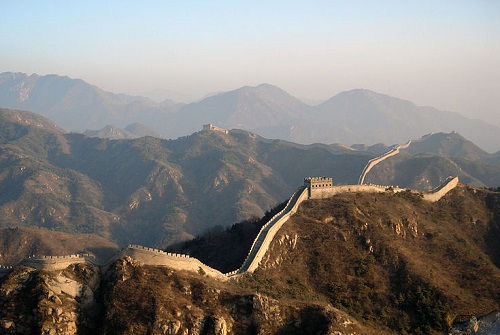 Já a República Popular da China, com cerca de 1,3 bilhão de habitantes, é comunista politicamente, mas com uma economia capitalista. Segunda maior economia do mundo, o país passou por intenso crescimento nos últimos anos. (Foto: Wikimedia Commons) Já a República Popular da China, com cerca de 1,3 bilhão de habitantes, é comunista politicamente, mas com uma economia capitalista. Segunda maior economia do mundo, o país passou por intenso crescimento nos últimos anos. (Foto: Wikimedia Commons)