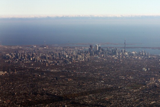 Toronto é um paraíso para estudantes, possui um ambiente aberto à diversidade, muitas atrações culturais e uma vida noturna agitada. A Universidade de Toronto ocupa o 20º lugar na lista de melhores universidades do mundo. (Imagem: Getty Images)