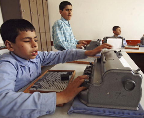 COMUNICAÇÃO ASSISTIVA - É o curso que forma profissionais para interpretar e traduzir a Língua Brasileira de Sinais, além de dominar o alfabeto braile. É possível direcionar a carreira para dar aulas às crianças com deficiência visual ou auditiva. COMUNICAÇÃO ASSISTIVA - É o curso que forma profissionais para interpretar e traduzir a Língua Brasileira de Sinais, além de dominar o alfabeto braile. É possível direcionar a carreira para dar aulas às crianças com deficiência visual ou auditiva.