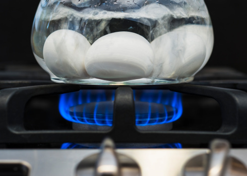 Na convecção, a energia térmica se propaga junto com a matéria, devido a uma diferença de densidade e a ação da gravidade. O fenômeno ocorre apenas fluídos, como em líquidos e gases. Por exemplo, quando a água se aquece, as moléculas no fundo da panela ficam mais leves e sobem para a superfície, ao mesmo tempo em que as moléculas da superfícies descem. O movimento gera uma corrente de convecção, misturando moléculas quentes e frias até que o líquido fique aquecido por igual. Na convecção, a energia térmica se propaga junto com a matéria, devido a uma diferença de densidade e a ação da gravidade. O fenômeno ocorre apenas fluídos, como em líquidos e gases. Por exemplo, quando a água se aquece, as moléculas no fundo da panela ficam mais leves e sobem para a superfície, ao mesmo tempo em que as moléculas da superfícies descem. O movimento gera uma corrente de convecção, misturando moléculas quentes e frias até que o líquido fique aquecido por igual.