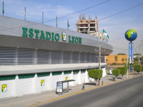 A Copa do Mundo de 1986 foi parar no México por acaso, já que problemas com a primeira sede, a Colômbia, forçaram o evento a mudar de local. Hoje, o México, que também recebeu a Copa de 1970, tem 120 milhões de habitantes e o 11° maior PIB do mundo. (Foto: Wikimedia Commons) A Copa do Mundo de 1986 foi parar no México por acaso, já que problemas com a primeira sede, a Colômbia, forçaram o evento a mudar de local. Hoje, o México, que também recebeu a Copa de 1970, tem 120 milhões de habitantes e o 11° maior PIB do mundo. (Foto: Wikimedia Commons)