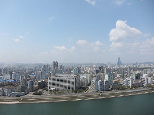 A Coreia do Norte é um das nações mais fechadas do mundo. A ditadura que controla o país impede a liberdade de expressão. Frequentemente o programa nuclear para fins bélicos gera instabilidade na região. Por conta do boicote internacional, é um país pobre, que recebe muitas doações de China e Córeia do Sul. (Foto: Wikimedia Commons) A Coreia do Norte é um das nações mais fechadas do mundo. A ditadura que controla o país impede a liberdade de expressão. Frequentemente o programa nuclear para fins bélicos gera instabilidade na região. Por conta do boicote internacional, é um país pobre, que recebe muitas doações de China e Córeia do Sul. (Foto: Wikimedia Commons)