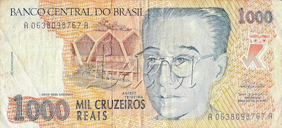 A inflação obrigou outra troca em tempo recorde. Em 1993, o cruzeiro real passou a circular. Com mudança, mil cruzeiros passaram a valer 1 cruzeiro real.